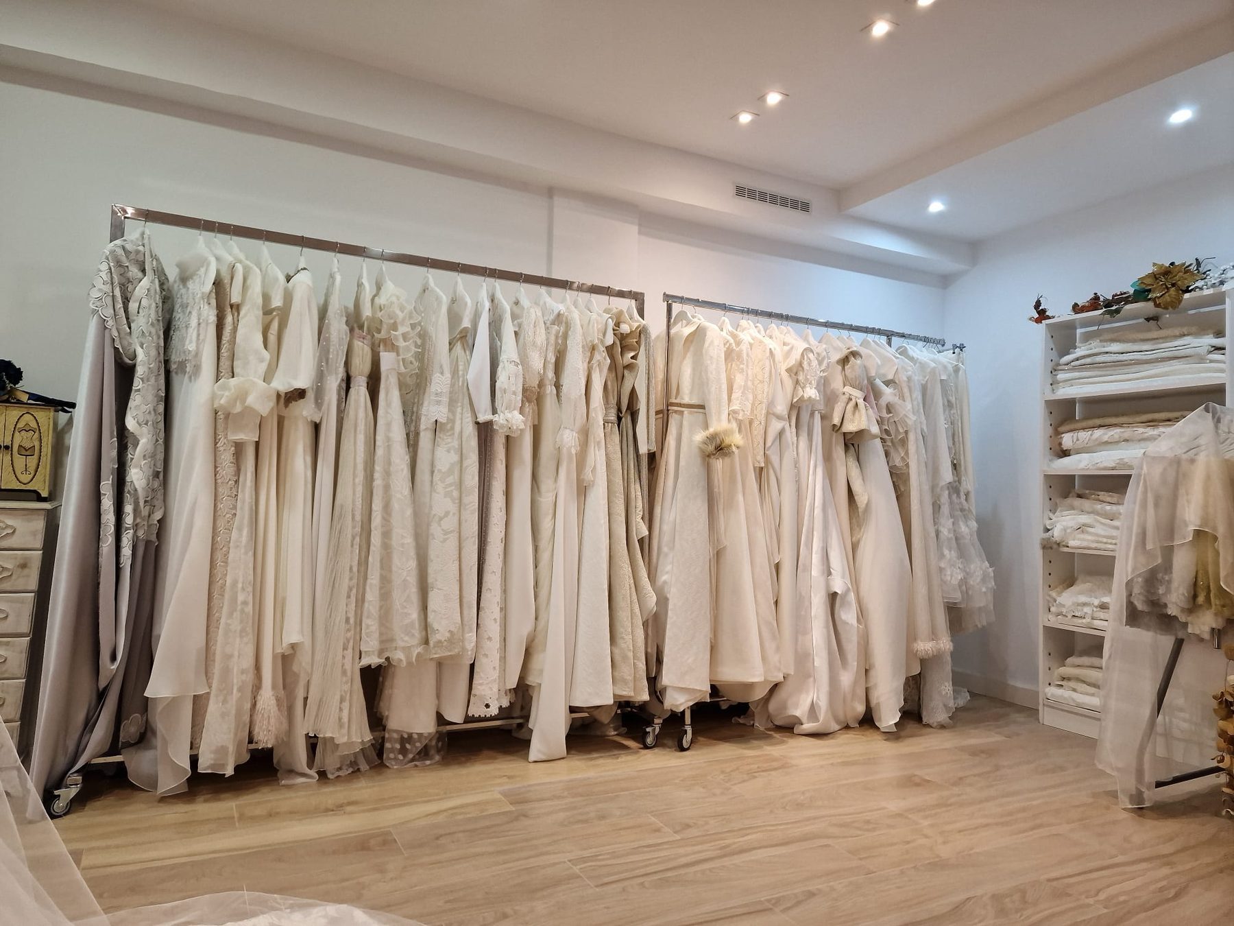 3. Selección de Telas y Detalles: La Elegancia en Cada Puntada